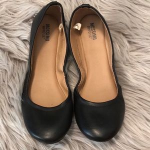 Black ballerina flats